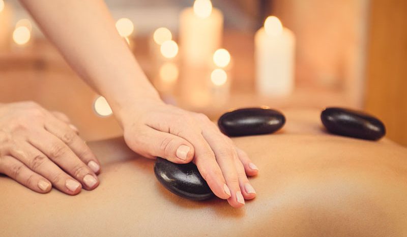 Massage aux Pierres chaudes : Réchauffer le corps et l’esprit