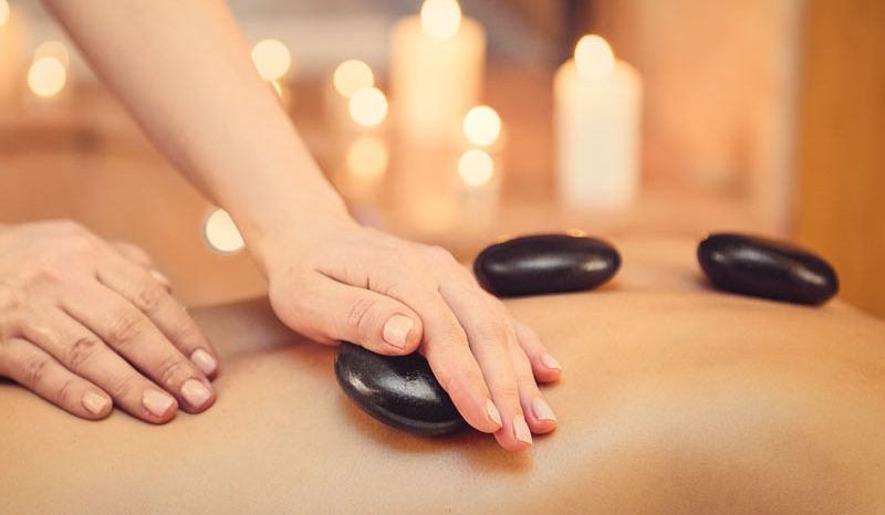 Massage aux Pierres chaudes : Réchauffer le corps et l’esprit Massage aux Pierres chaudes : Réchauffer le corps et l’esprit